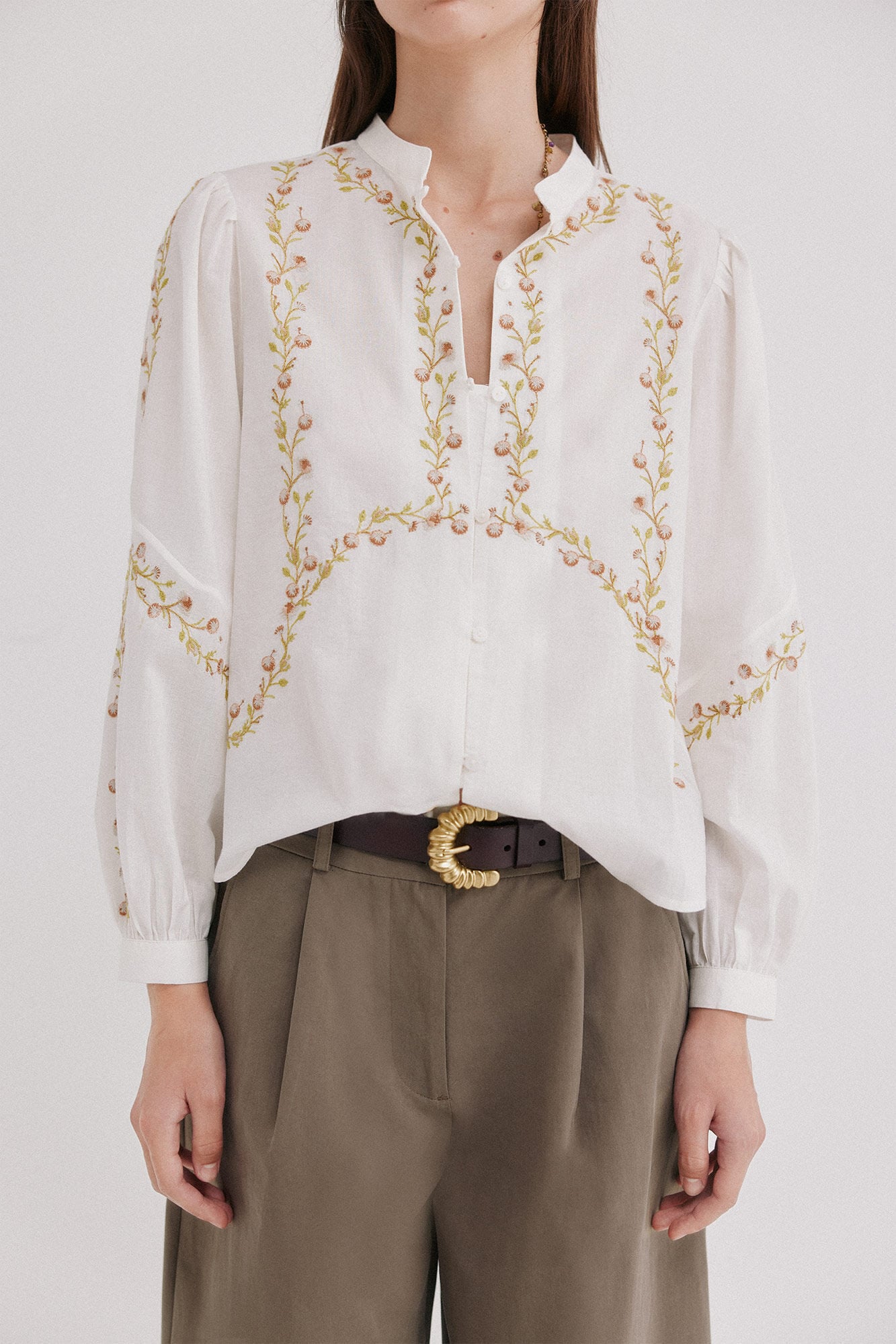 Hoss Intropia Cintya. Camisa bordada