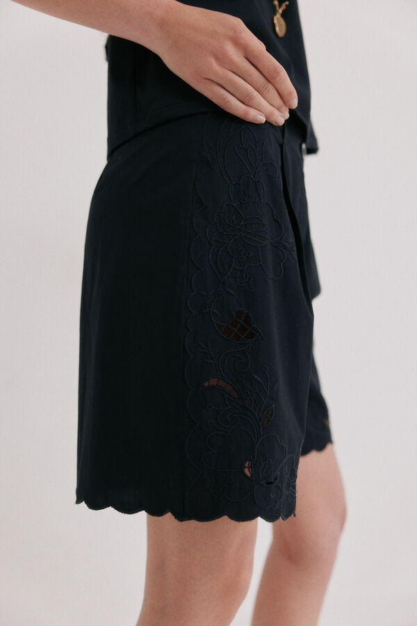 Hoss Intropia Pina. Bermuda com bordados florais Preto