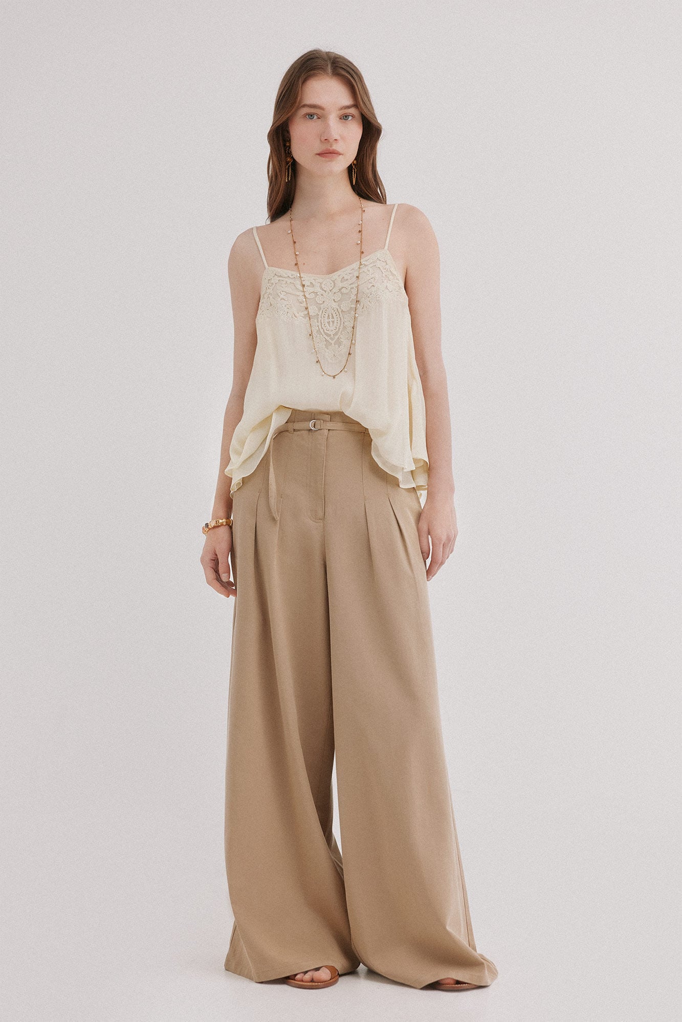 Hoss Intropia Poppy. Cal&ccedil;a fluida com pin&ccedil;as