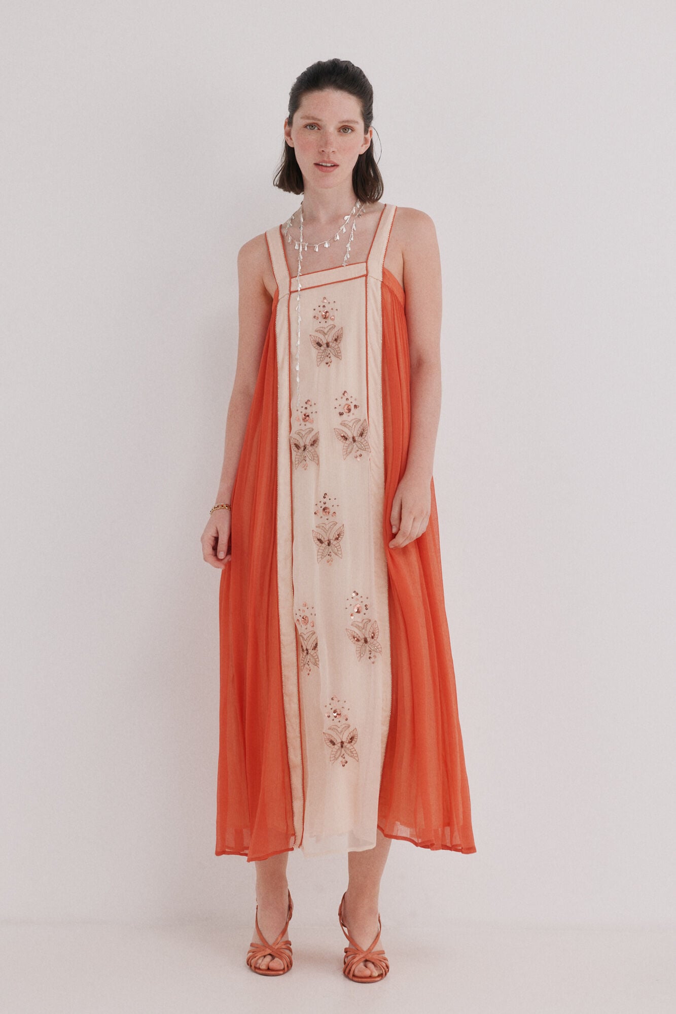 Hoss Intropia Asela. Vestido com missangas