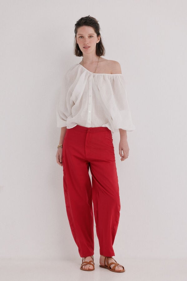 Hoss Intropia P&iacute;a. Pantal&oacute;n tiro medio bordado rojo
