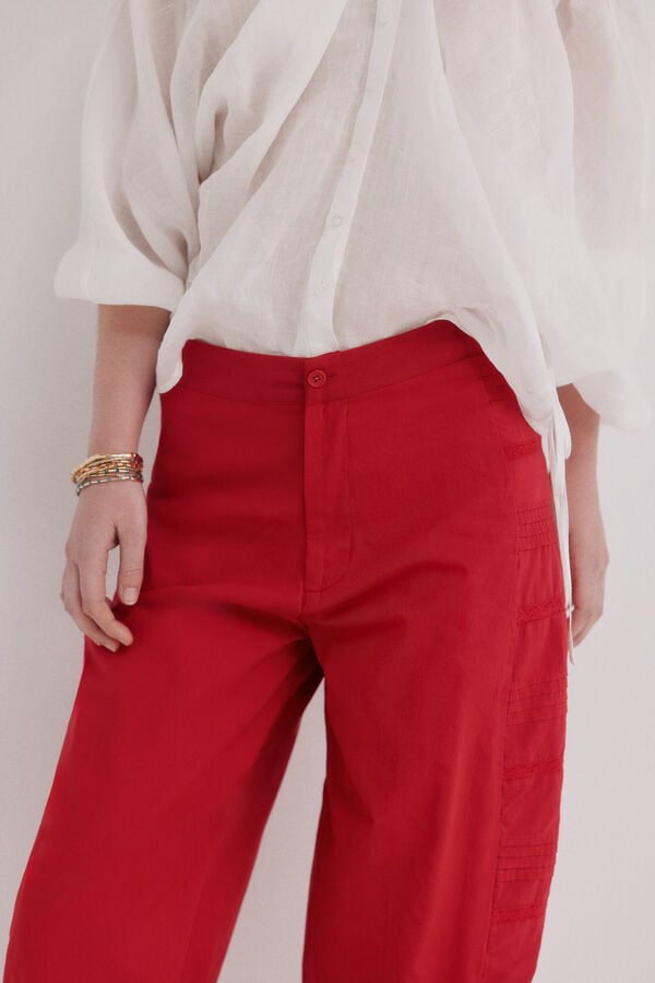 Hoss Intropia P&iacute;a. Pantal&oacute;n tiro medio bordado rojo